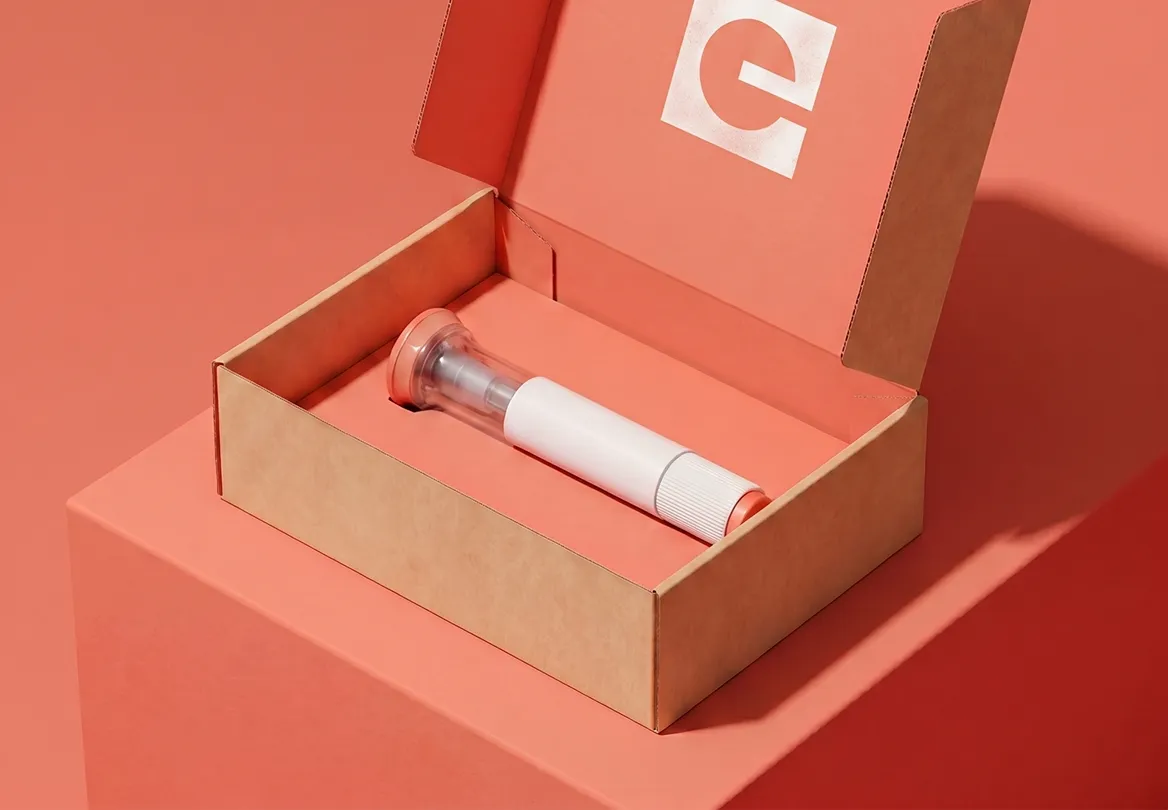 Geöffnete EVERYWOMAN-Versandbox mit Behandlung