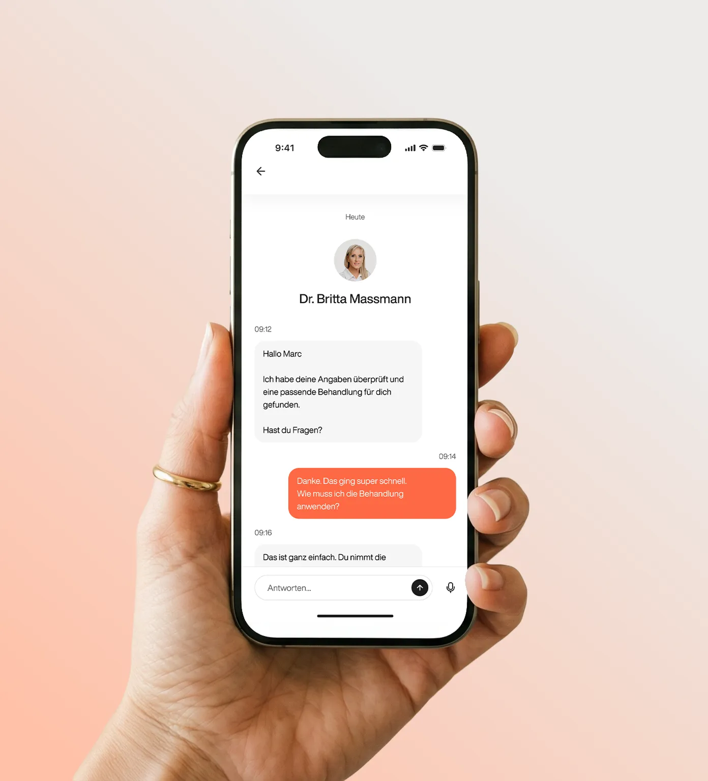 Hand hält ein Smartphone mit dem Everywoman-Arztchat mit Dr. Britta Massmann