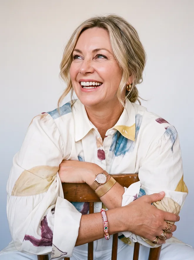 Femme souriante en pull