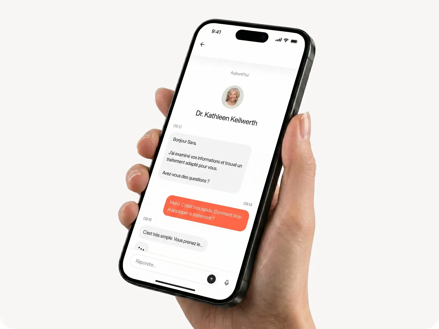 Smartphone avec l'historique de conversation d'une consultation médicale