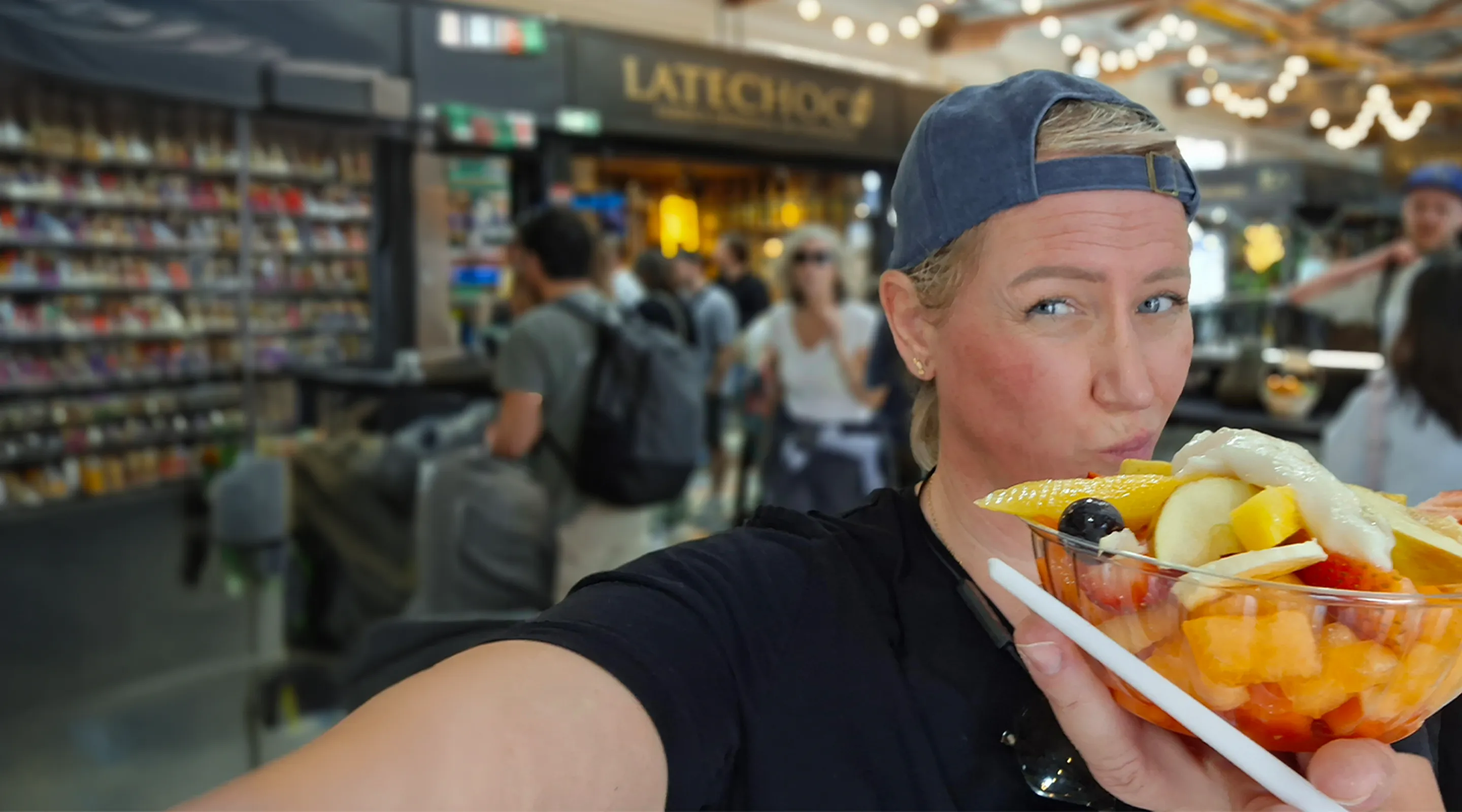 Victoria avec une salade de fruits dans un marché